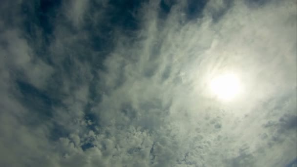 Wolken ziehen in den blauen Himmel — Stockvideo