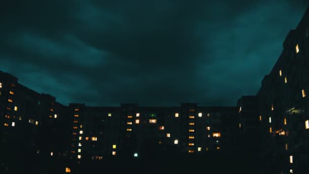 Edifício de vários andares com mudança de iluminação da janela à noite — Vídeo de Stock