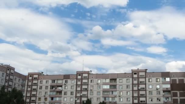 Nubes moviéndose sobre los edificios de varios pisos. Tiempo de caducidad — Vídeos de Stock