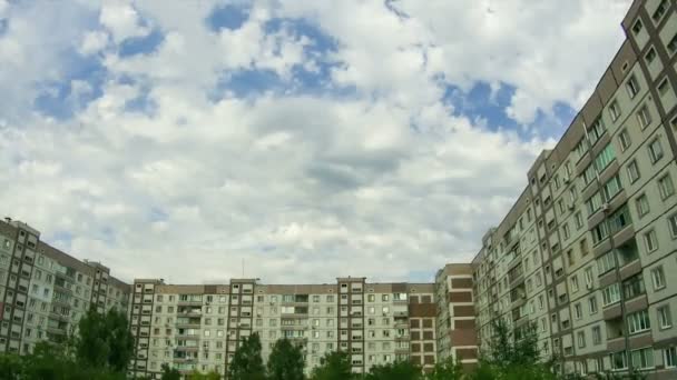 Облака движутся над многоэтажными зданиями. Время покажет — стоковое видео