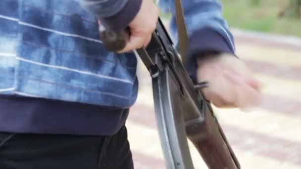 Tiener met een machinegeweer in zijn Hand — Stockvideo