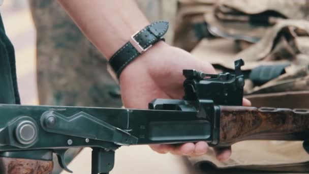 Militär med en kulspruta i handen — Stockvideo