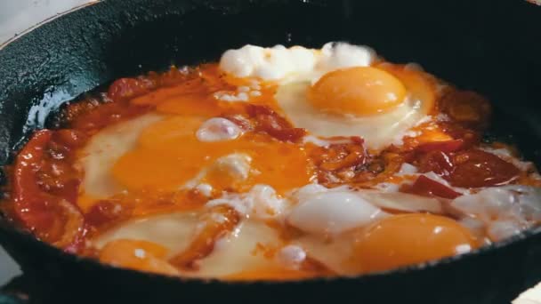 Huevos fritos con verduras preparados en una sartén — Vídeos de Stock