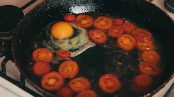 프라이팬에 준비된 토마토를 곁들인 계란 튀김 — 비디오