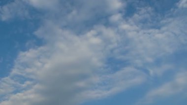 Mavi gökyüzünde hareket eden bulutlar