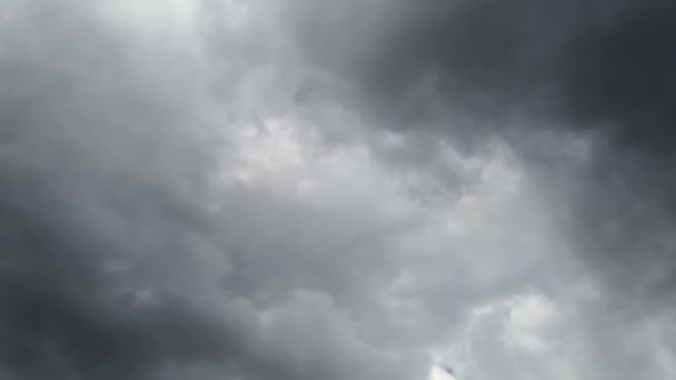 Nuvens movendo-se no céu azul — Vídeo de Stock