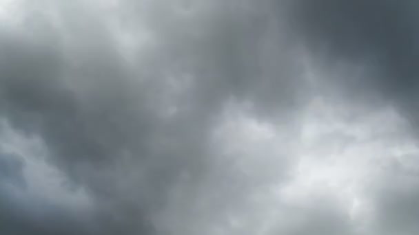 Nuages se déplaçant dans le ciel bleu
