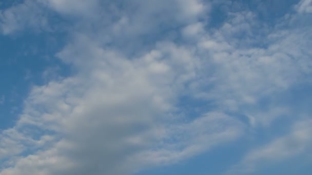 Nuages se déplaçant dans le ciel bleu