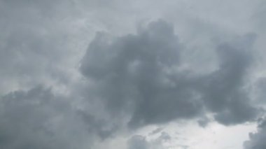 Mavi gökyüzünde hareket eden bulutlar