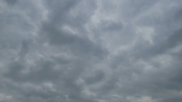 Nubes moviéndose en el cielo azul — Vídeo de stock