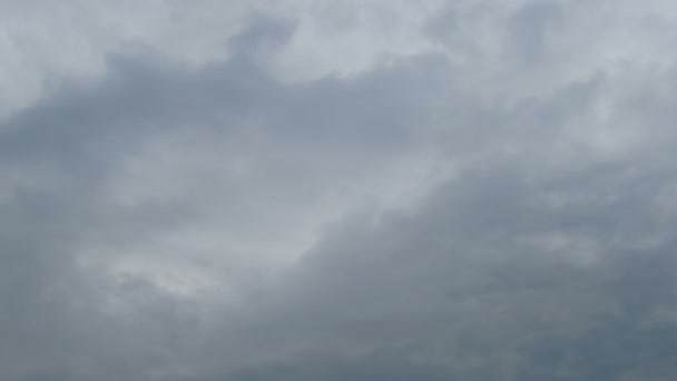 Nuages se déplaçant dans le ciel bleu — Video