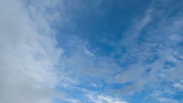 Nuvens movendo-se no céu azul — Vídeo de Stock