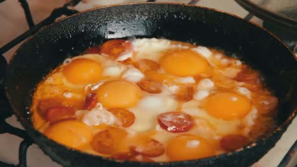 Ovos fritos com legumes preparados em uma frigideira — Vídeo de Stock