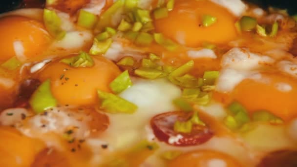 Ovos fritos com legumes preparados em uma frigideira — Vídeo de Stock