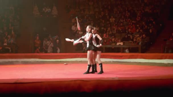 The Duo of Twin Girls Juggle with Clubs wykonuje sztuczki na scenie cyrkowej — Wideo stockowe
