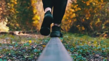 Demiryolu Raylarında Yürüyen Genç Kadınlar 'ı. Legs 'in arka görüntüsü. Yavaş Hareket.