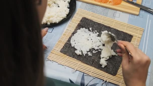 Dělám sushi v domácí kuchyni. Proces přípravy domácích sushi rolí — Stock video