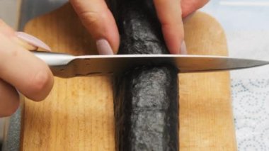 Ev Mutfağında suşi yapıyorum. Kadın Aşçı Yuvarlamayı Bıçakla Parçaladı