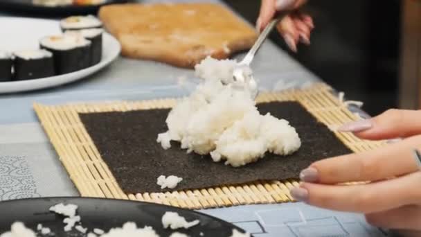 Sushi maken bij Home Kitchen. Het proces van het voorbereiden van zelfgemaakte sushi rollen — Stockvideo