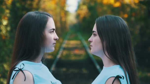 Twins Girls on Railroad Look at Camera di Green Nature Background. Pergerakan Lambat — Stok Video