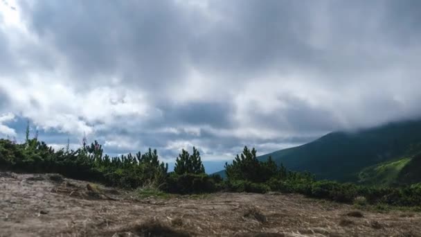 喀尔巴阡山脉低云移动的时间。积雨云戏剧化天空 — 图库视频影像