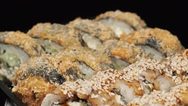 Sushi draait in een plastic doos. Set van goedkope Rollen in Plastic Container. — Stockvideo