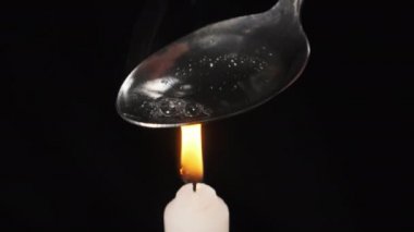 Mum Alevi üzerinde Kaşıkla Eroin pişirmek. Bir Dose hazırlar. Sert Uyuşturucular.