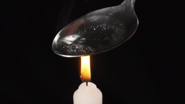 Memasak Heroin dengan sendok di atas api lilin. Menyiapkan Dose. Obat keras. — Stok Video