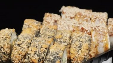 Suşi plastik bir kutuda döner. Plastik Konteynırda Ucuz Rolls Set.