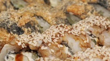 Suşi plastik bir kutuda döner. Plastik Konteynırda Ucuz Rolls Set.
