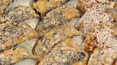 Suşi plastik bir kutuda döner. Plastik Konteynırda Ucuz Rolls Set.