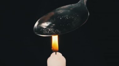 Mum Alevi üzerinde Kaşıkla Eroin pişirmek. Bir Dose hazırlar. Sert Uyuşturucular.