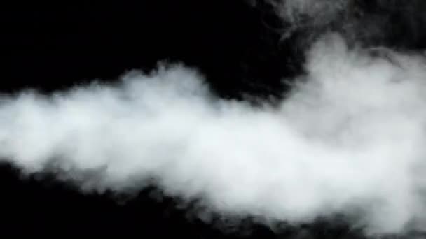 水蒸気です。黒い背景の圧力下で蒸気の白いジェット。4K — ストック動画