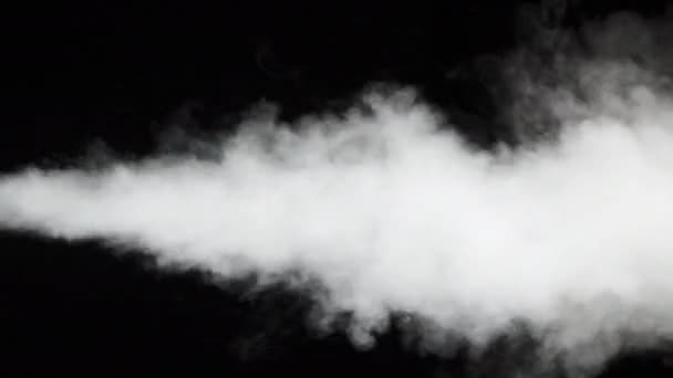 Водяна пара. Білий струмінь пари під тиском на чорному тлі. 4-кілометровий — стокове відео