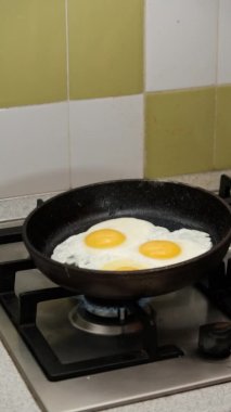 Dikey Video: Ev Mutfağında Çırpılmış Yumurta Hazırlayan Genç Adam