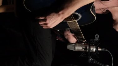 Dikey video. Siyah Arkaplanda Stüdyo Mikrofonunda Akustik Gitar Kaydı