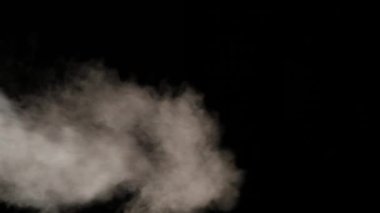 Su Buharı. Slow Motion 240 fps. Kara Arkaplanda Baskı Altındaki Buhar Jeti