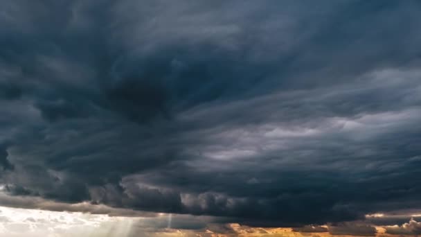 Majestic Amazing Zeitraffer von Sturm Cumulus Wolken bewegt sich am Himmel bei Sonnenuntergang — Stockvideo