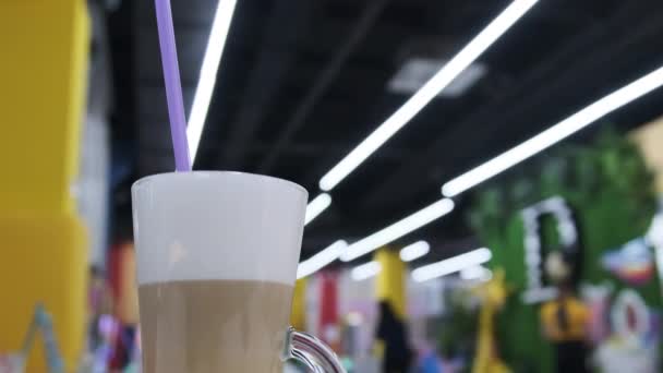 Bicchiere di Latte è su un tavolo in un caffè all'interno di un centro di intrattenimento per bambini — Video Stock