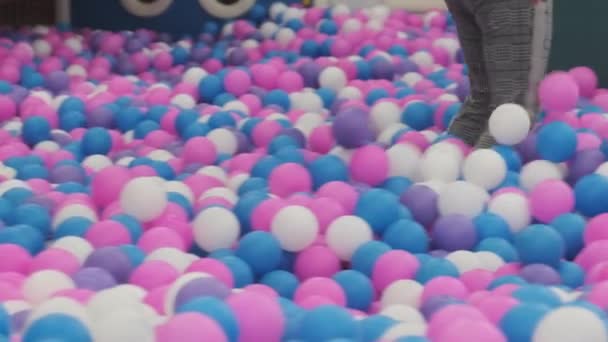 Muitas bolas multicoloridas na piscina no Centro de Entretenimento para Crianças. — Vídeo de Stock