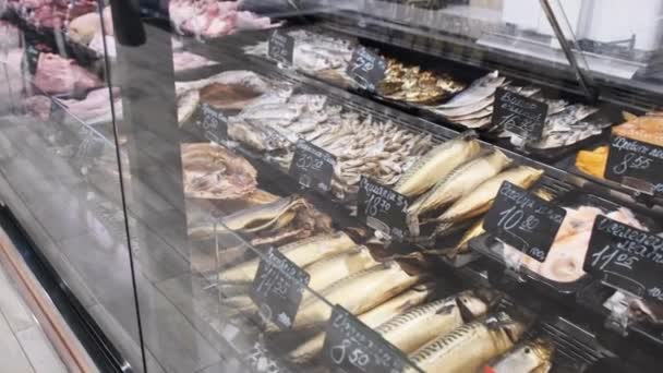Pokaz sekcji rybnej w supermarkecie. Świeże i wędzone ryby z tagami cenowymi — Wideo stockowe