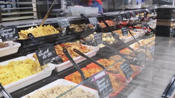 Various Ready-To-Eat Meals with Price Tags Sale in the Shop Window. Supermarket. — Stock Video