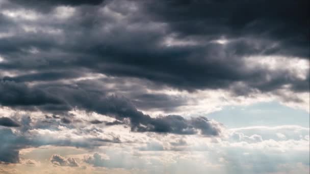 Величественный Удивительный временной промежуток шторма Облака Кумула движутся в небе на закате — стоковое видео