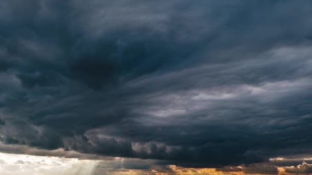 Majestuoso Amazing Time lapse of Storm Cumulus Nubes se mueve en el cielo al atardecer — Vídeo de stock