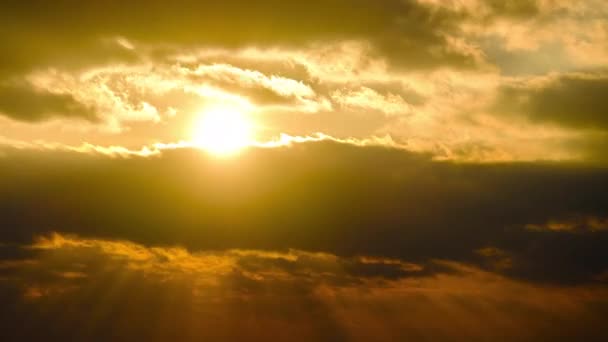 Geweldige zonsondergang door de Cumulus Wolken in de Oranje Hemel. Majestueuze tijdspanne — Stockvideo