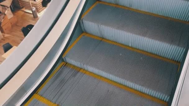 Escada rolante vazia em um centro comercial. — Vídeo de Stock