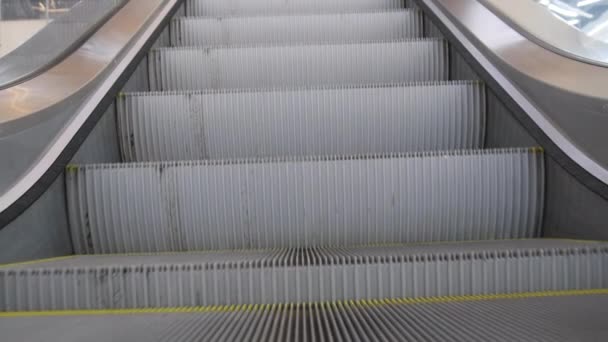 Vista inferior de los pasos de escaleras mecánicas vacías que suben en un centro comercial — Vídeos de Stock