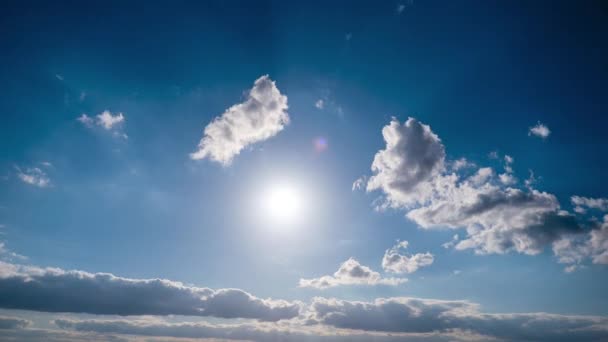 Timelapse of Gray Cumulus Clouds se mueve en Blue Sky. Rayos de sol brillan. Cloudspace — Vídeos de Stock