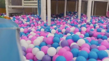 Çocuk Eğlence Merkezi 'nin havuzunda bir sürü renkli balo var..