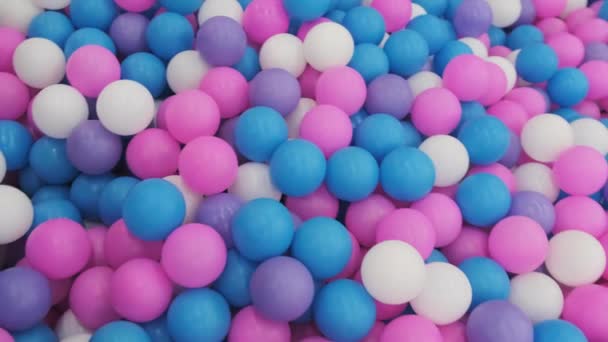 Много разноцветных мячей в бассейне в детском развлекательном центре. — стоковое видео
